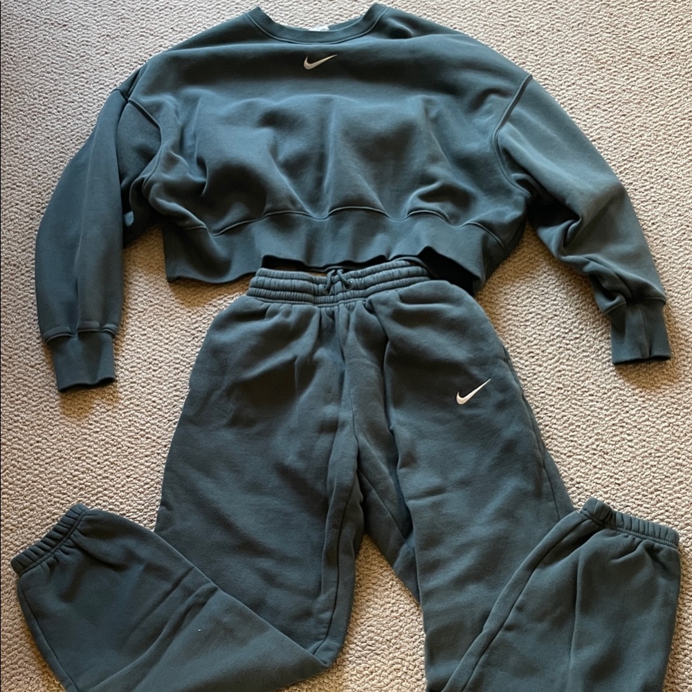 Nike Womens Dark Green Sweatpants and Sweatshirt Set